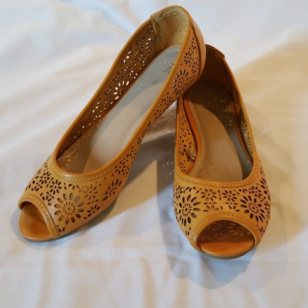 NICOLE flats by Nicole Miller